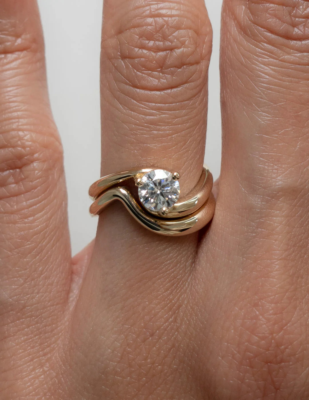 Round engagement ring with matching band