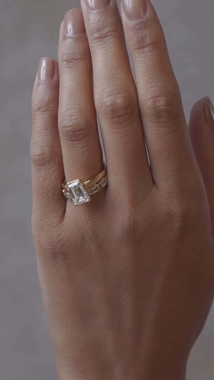 emerald bezel engagement ring
