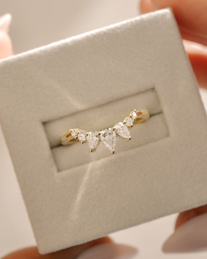 round accent stone ring
