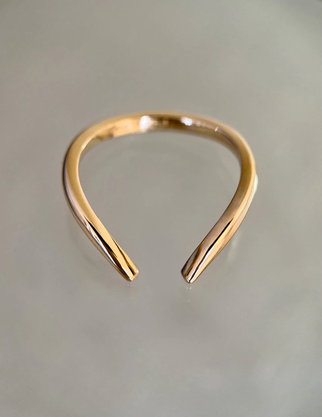 Matching curved wedding band set