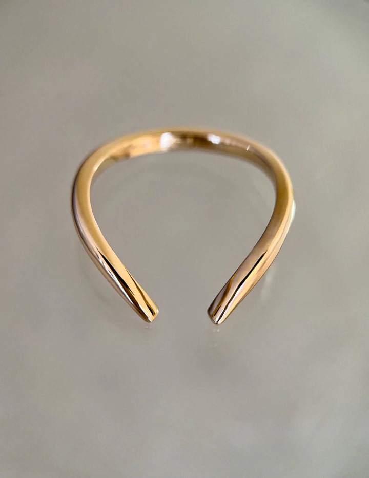 Matching curved wedding band set