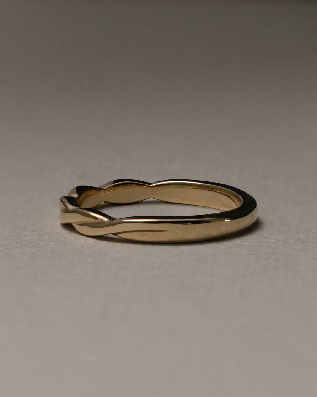 twisted gold wedding band
